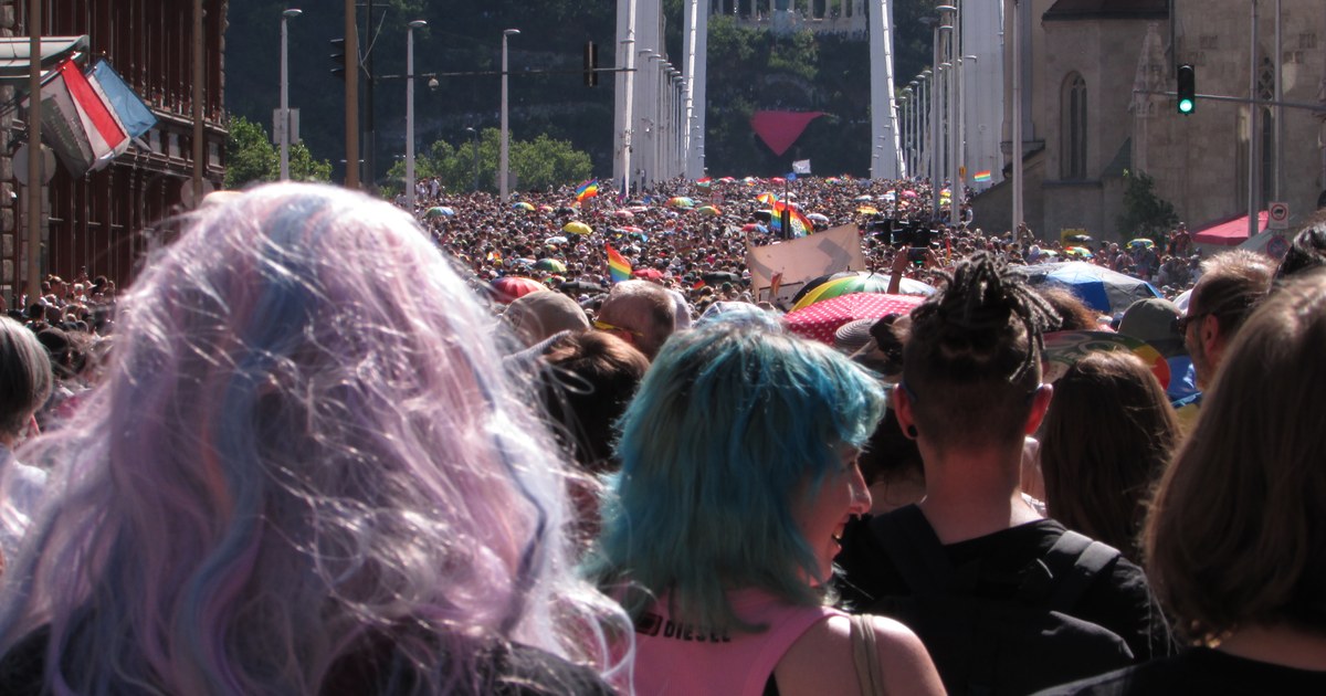 Budapest Pride : la foule traverse le pont Elisabeth lors de la marche des fiertés hongroise