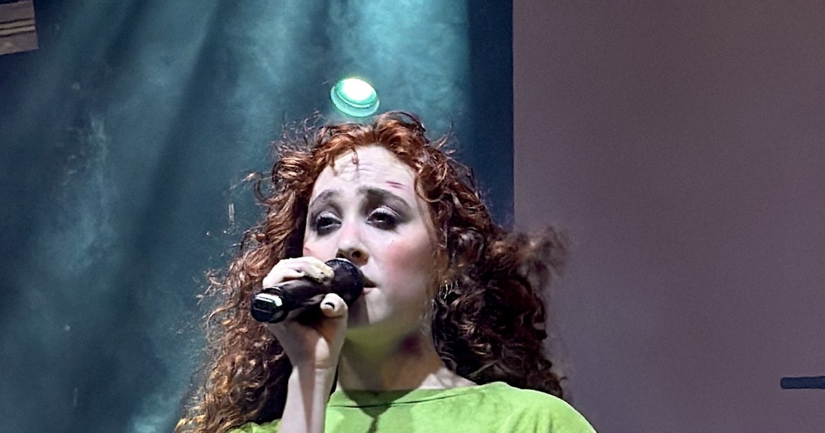 Chappell Roan sur scène, chanteuse pop américaine et icône lesbienne au maquillage inspiré du drag
