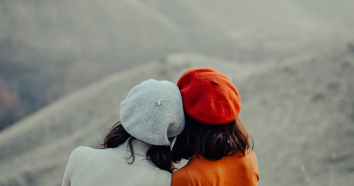 Deux femmes complices et apaisées, illustration d'un coming out lesbien abordé sereinement et à son rythme