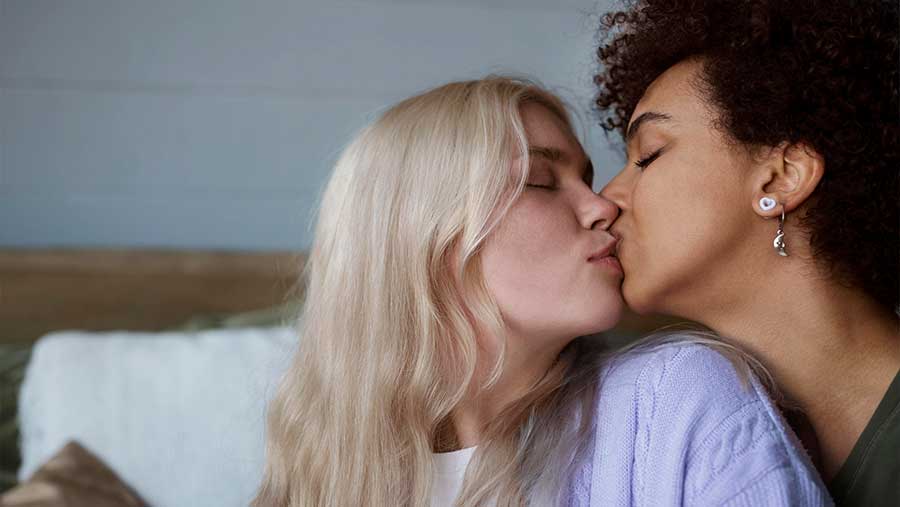 Effacement des lesbiennes dans la culture et les médias : symboles féministes et invisibilisation