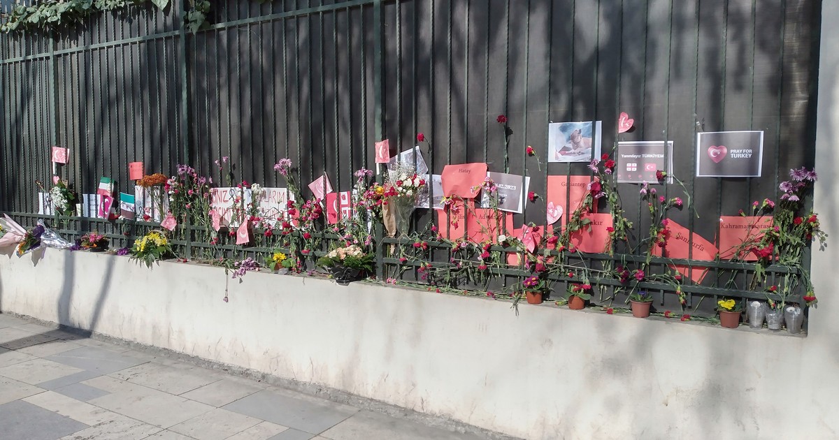 Hommage floral en Turquie, après la fusillade de l'école Ayser Çalık à Onikişubat le 15 avril 2026