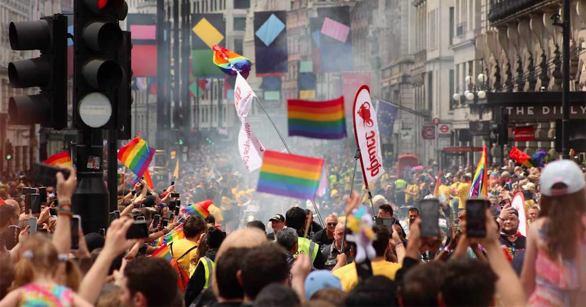 Cour de justice de l'Union européenne et drapeau LGBT — invalidation loi anti-LGBT hongroise