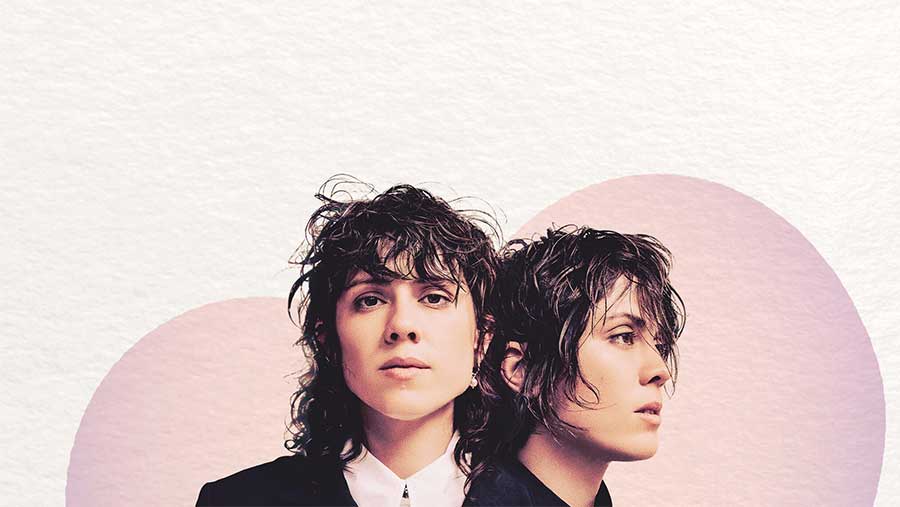 Le double visage de la célébrité : L’histoire troublante de Tegan et Sara via Curve magazine