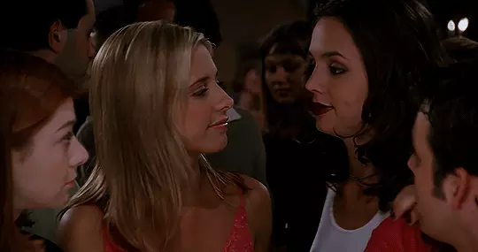 buffy-faith-subtext-lesbien2 Buffy et Faith : Quand la série culte aurait du développer l'amour lesbien entre deux Tueuses de vampires