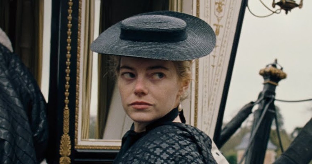 La Favorite film lesbien de Yorgos Lanthimos, Emma Stone en costume d'époque à la cour de la reine Anne d'Angleterre