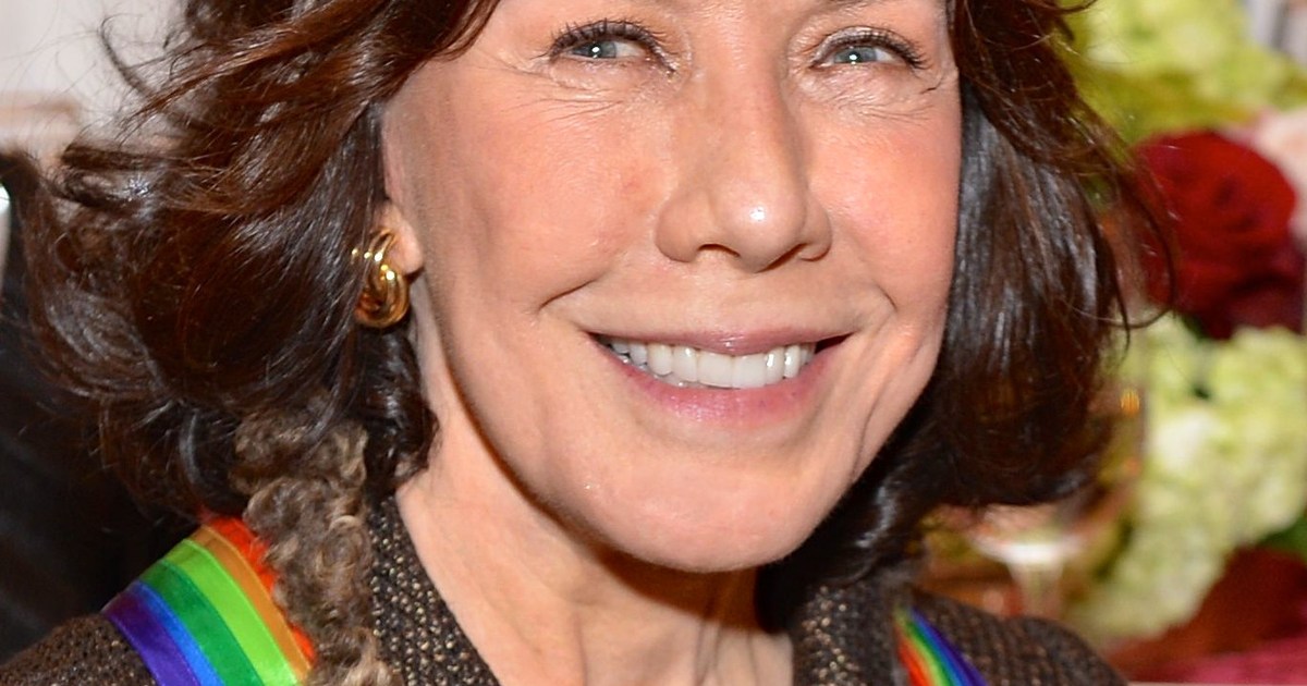 Portrait souriant de Lily Tomlin, comedienne et icone lesbienne americaine, lors d'une ceremonie officielle