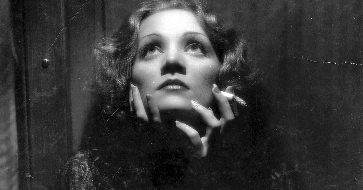 Marlene Dietrich icône bisexuelle de Hollywood, portrait glamour en clair-obscur des années 1930