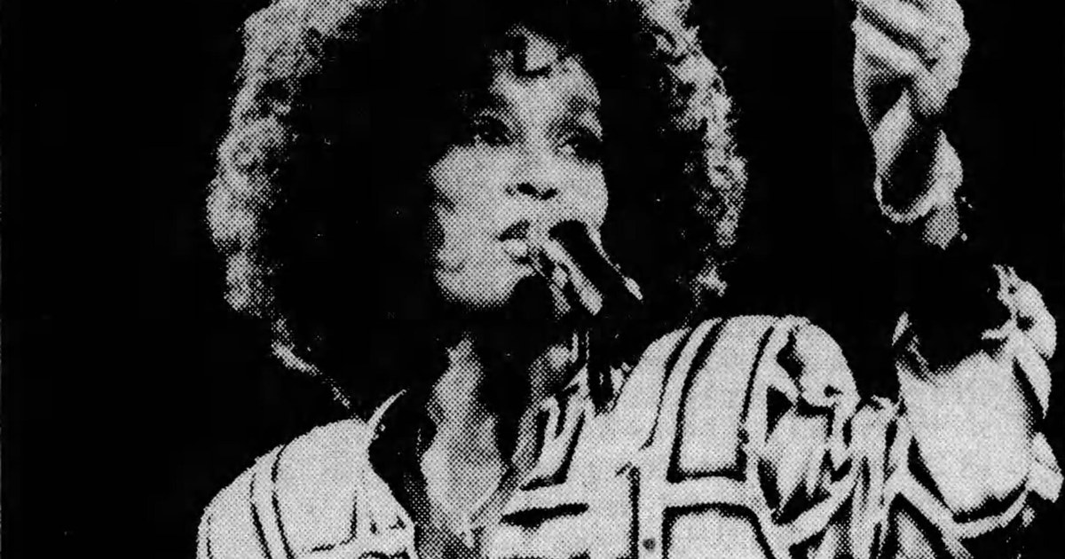 Whitney Houston sur scène, dont la relation amoureuse avec Robyn Crawford est restée cachée derrière l'image de la pop star