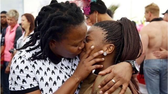 lesbienne-contre-apartheid-af8752de Articles traitant de l'homophobie en france et dans le monde