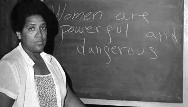 12-femmes-lesbiennes-celebres-de-notre-histoire-qui-ont-completement-reecrit-les-regles-b99ea997 image