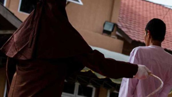deux-hommes-condamnes-a-une-flagellation-publique-pour-setre-embrasses-en-indonesie-f1d9a458 image